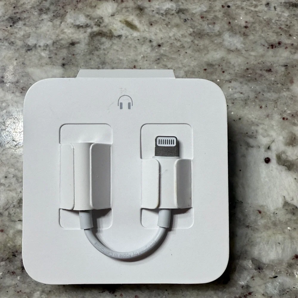NWT - Apple earbuds with headphone adapter